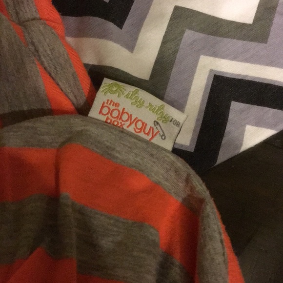 Two Itzy Ritzy nursing covers - Picture 2 of 2